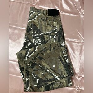 Men’s camo cargo/jeans size 33 fits like a women’s 6/8. Baggy but tight fit